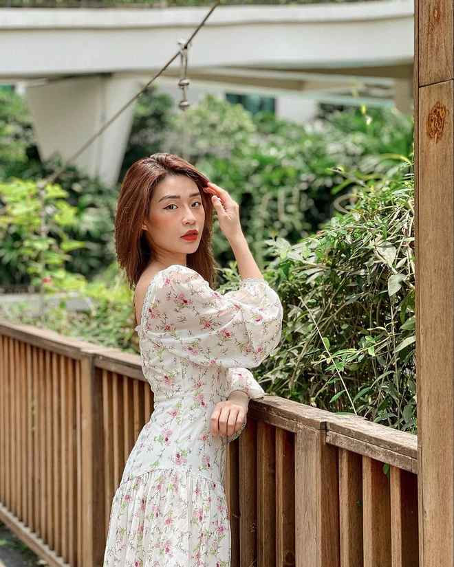 Ngoài việc sở hữu body bốc lửa, săn chắc không mỡ thừa dù đã trải qua sinh nở, Thanh Huyền còn sở hữu luôn combo gương mặt sáng, nụ cười xinh ơi là xinh, nhìn duyên hết sức.