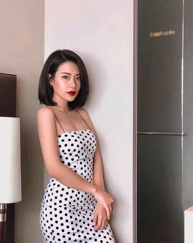 Nửa kia của Rhymastic tên thật là Lai Thanh Huyền, sinh năm 1996 và đang sinh sống tại Hà Nội. Thanh Huyền là cựu học sinh của trường THPT Việt Đức, tốt nghiệp khoa Khách sạn – du lịch, trường Đại học Thương Mại.