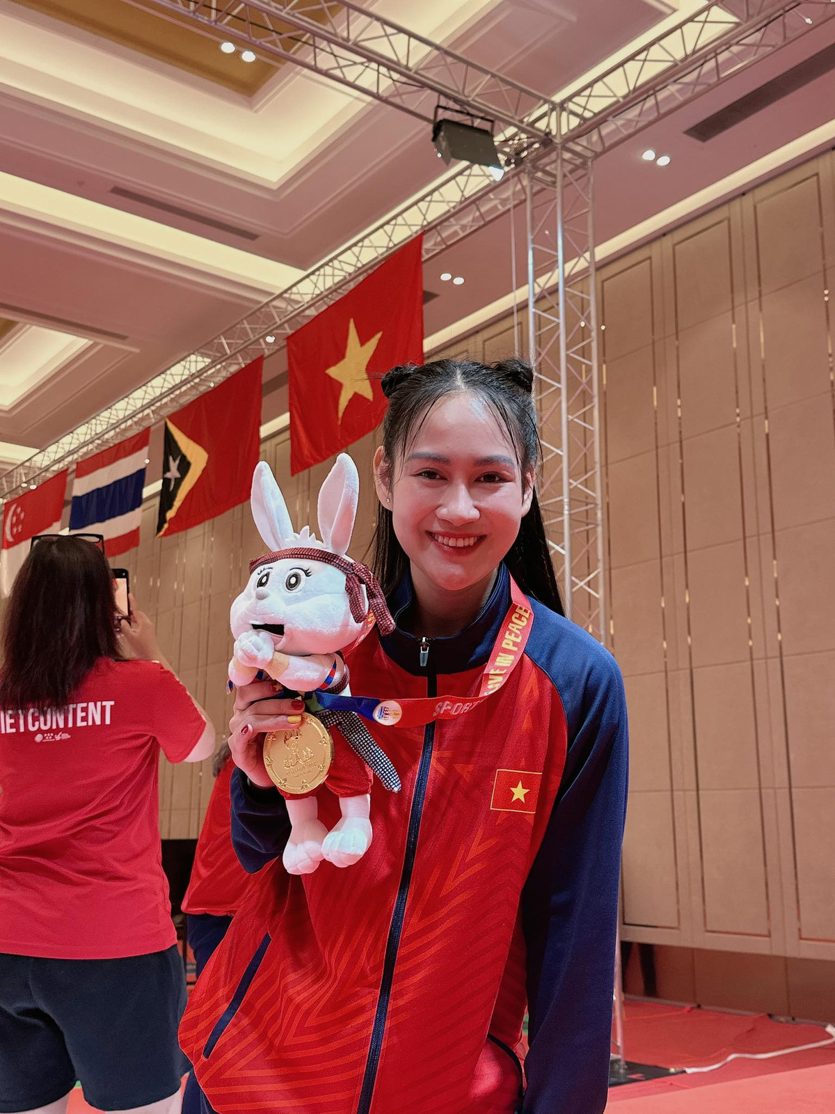 Tại SEA Games 32, sau khi đánh bại đội Philippines với tỷ số 45 - 37 trong trận chung kết chiều nay, nữ VĐV đấu kiếm Lê Minh Hằng đã giành tấm HCV đồng đội nữ kiếm chém cùng Phùng Thị Khánh Linh, Phạm Thị Thu Hoài, Bùi Thị Thu Hà.