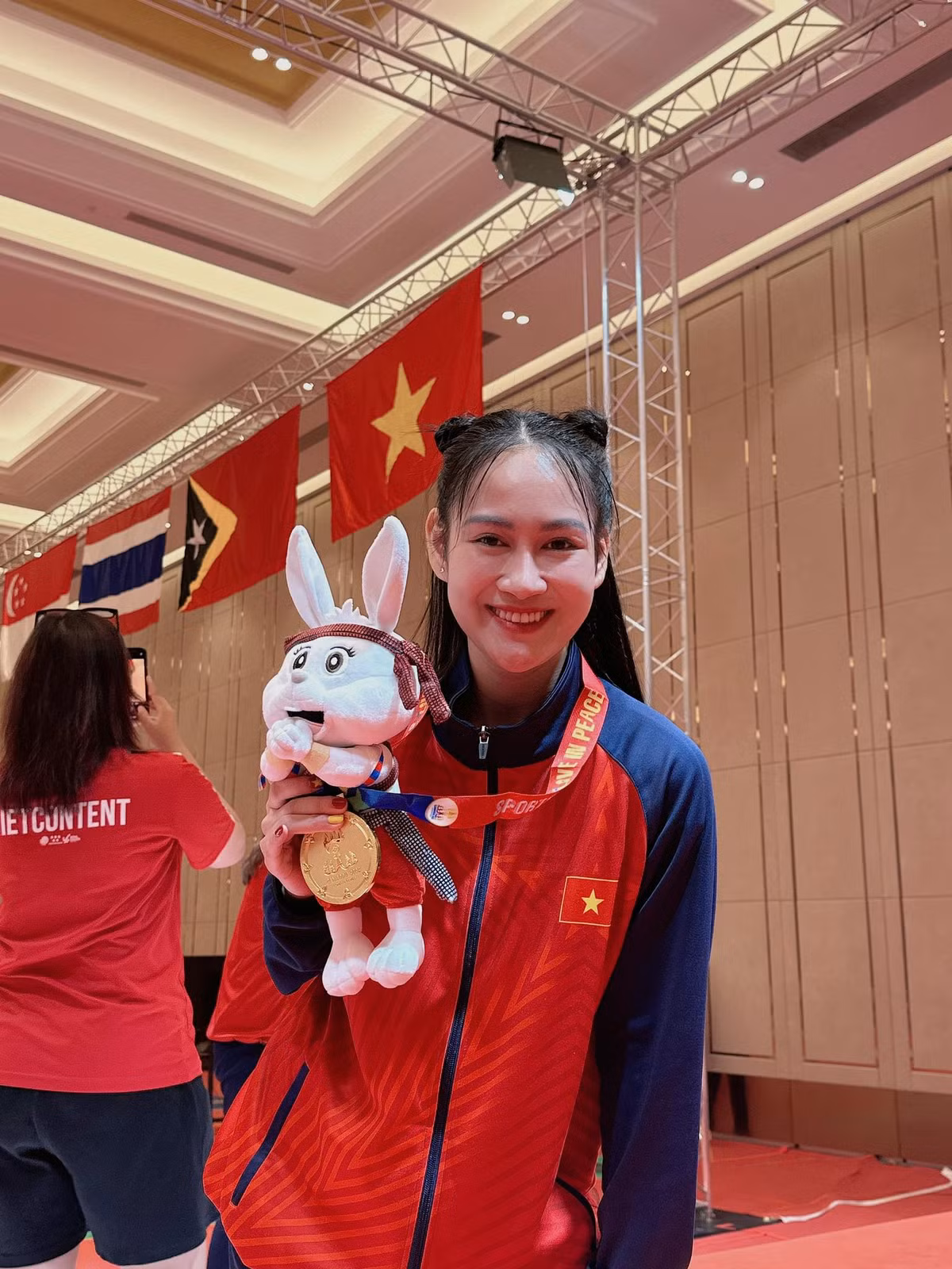 Tại SEA Games 32, sau khi đánh bại đội Philippines với tỷ số 45 - 37 trong trận chung kết chiều nay, nữ VĐV đấu kiếm Lê Minh Hằng đã giành tấm HCV đồng đội nữ kiếm chém cùng Phùng Thị Khánh Linh, Phạm Thị Thu Hoài, Bùi Thị Thu Hà.