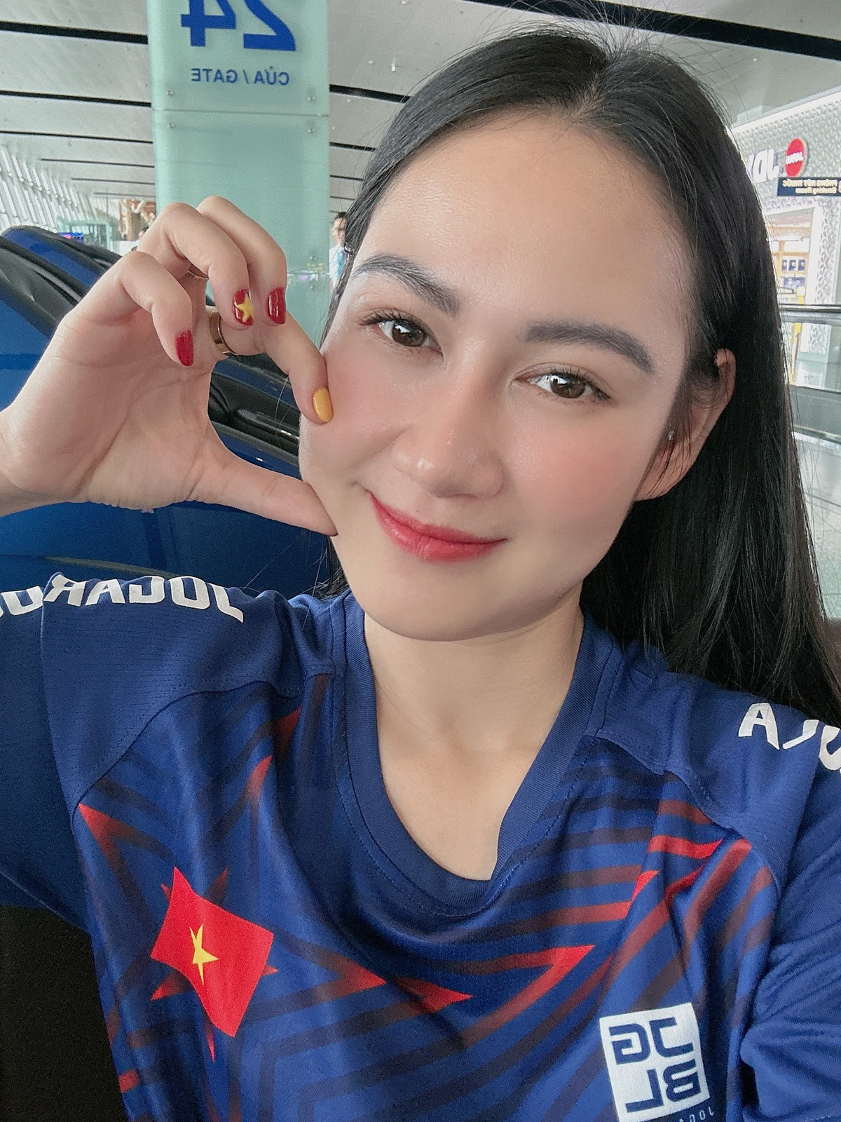 Ở ngoài đời, Minh Hằng sở hữu nhan sắc xinh đẹp cùng vóc dáng cao ráo và số đo 3 vòng lý tưởng 80-65-90 (cm). Nhờ hình thể nổi bật này, nàng hot girl bộ môn kiếm chém thường xuyên được mời làm người mẫu ảnh, đóng quảng cáo.