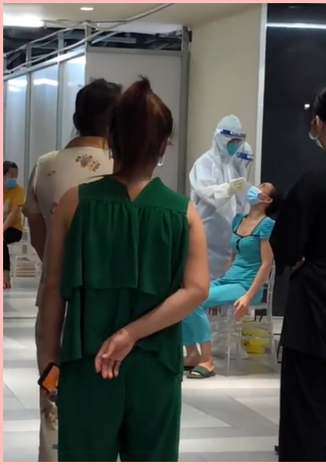 Sau khi có các triệu chứng, Yến Nhi và bạn cô được xếp vào diện F0 ít triệu chứng nên được điều tới Bệnh viện Dã chiến Số 5 Thuận Kiều Plaza.