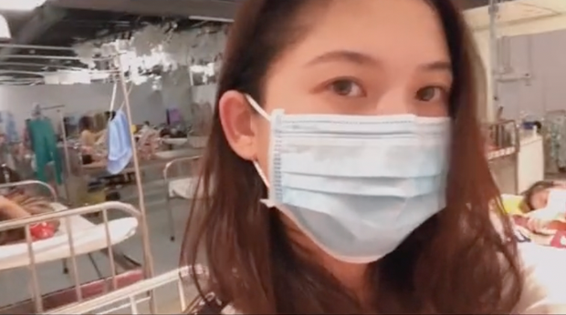 Theo tìm hiểu, Yến Nhi và bạn chung phòng bắt đầu xuất hiện những triệu chứng đầu tiên của COVID-19 vào ngày 14/7. Theo như lời kể của cô bạn , cảm giác ban đầu là mệt, nhức đầu, ho và khó thở nhẹ. Đến ngày 20/7, thì vẫn sốt, ho nhiều, mất vị giác và khứu giác.