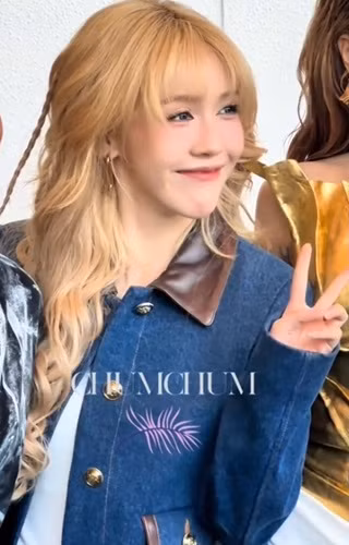 Nữ YouTuber Hậu Hoàng cũng chú trọng layout makeup khi xuất hiện tại sự kiện lần này. Kiểu trang điểm tông hồng nhạt, nhấn đậm phần mắt càng làm cho cô nàng trông cuốn hút và lạ mắt hơn thường ngày.