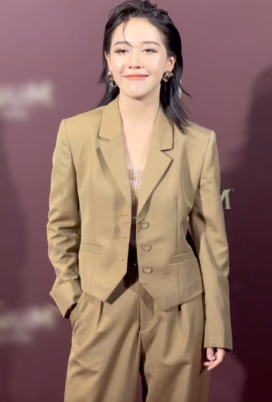 Vì đã có quãng thời gian dài làm nhà sáng tạo nội dung trên nền tảng mạng xã hội, Hậu Hoàng không chỉ bắt trend rất nhanh mà còn có khả năng giao tiếp cực đỉnh, chị nào cũng mến. Người hâm mộ hi vọng sẽ thấy cô với những phần thể hiện ấn tượng trên sân khấu, đồng thời là sự “lột xác” về phong cách.