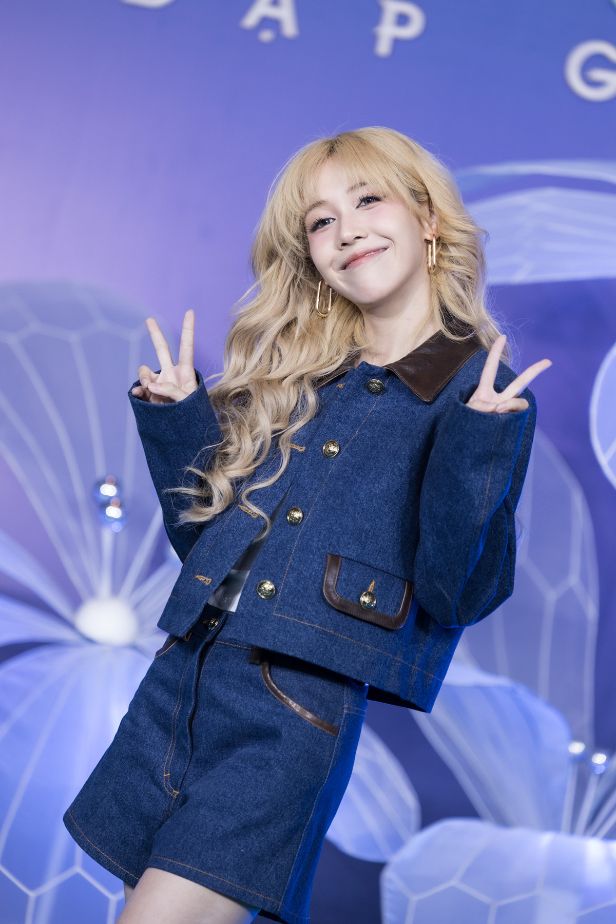 Trước đó, Hậu Hoàng “gây bão” mạng xã hội khi góp mặt trong danh sách Chị Đẹp tham gia chương trình Chị Đẹp Đạp Gió 2024.