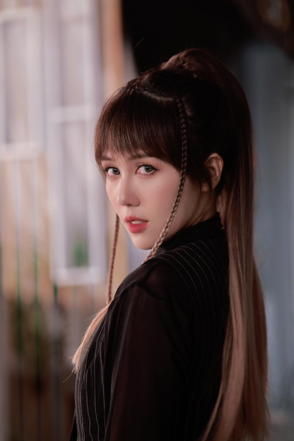 Thời gian gần đây trên trang TikTok cá nhân, Hậu Hoàng chăm chỉ đăng tải clip nội trú Chị đẹp, hút hàng triệu view. Cô nàng cho thấy sự “hòa tan” và kết nối nhanh chóng với những ngôi sao khác.