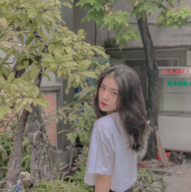 Dù bị quay lén nhưng cô bạn có nước da trắng, gương mặt ưa nhìn khiến nhiều người phải vào xin vội info.