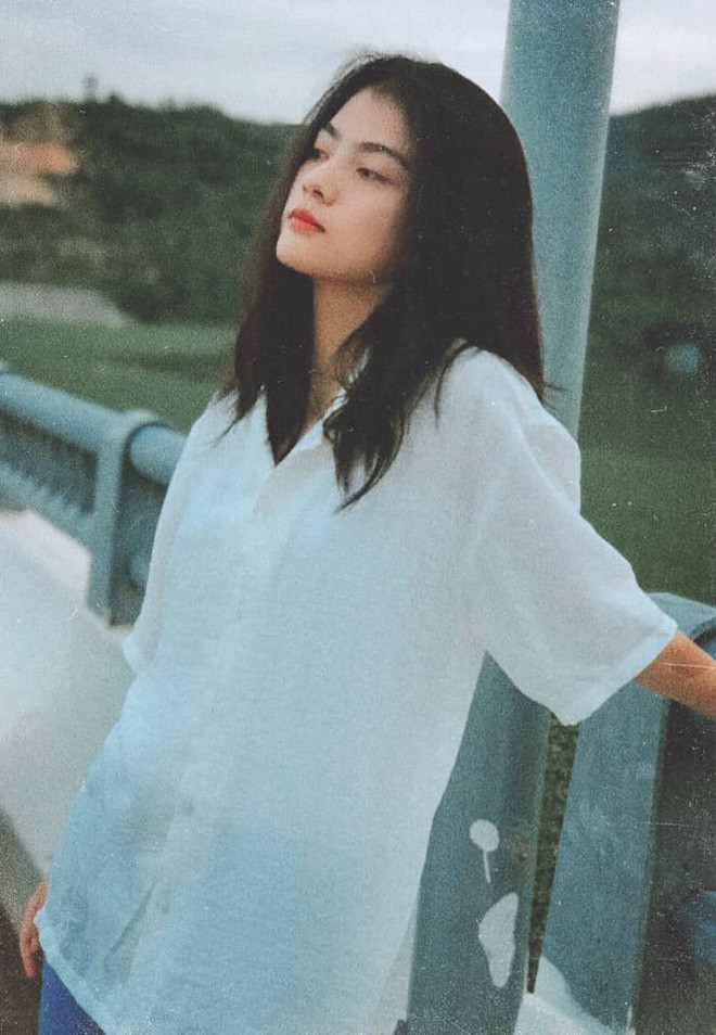 Đáng lẽ, nhóm nữ sinh sẽ giật spotlight nhưng chính người cầm máy quay lại ghi điểm với gương mặt xinh xắn.