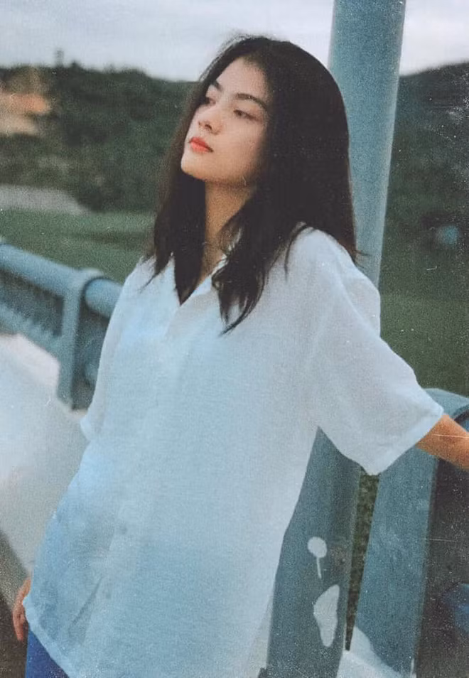 Đáng lẽ, nhóm nữ sinh sẽ giật spotlight nhưng chính người cầm máy quay lại ghi điểm với gương mặt xinh xắn.