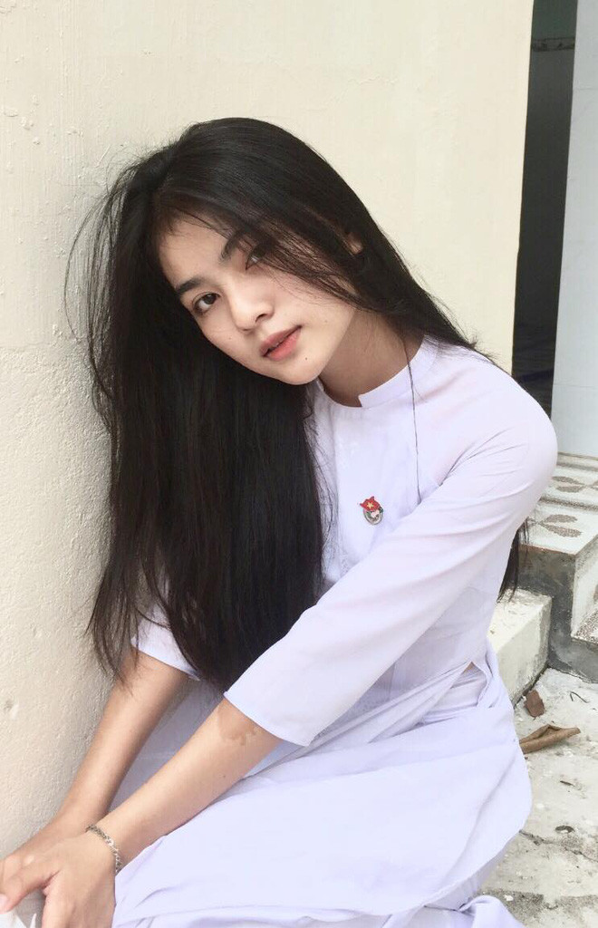 Được biệt, đoạn ghi lại trong ngày Nhà giáo Việt Nam 20/11, một bạn nữ đã dùng điện thoại quay lại video cũng như chụp ảnh các bạn nữ sinh trong lớp.