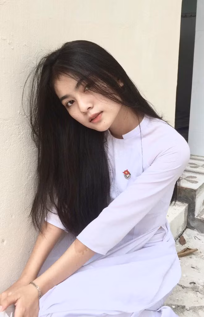 Được biệt, đoạn ghi lại trong ngày Nhà giáo Việt Nam 20/11, một bạn nữ đã dùng điện thoại quay lại video cũng như chụp ảnh các bạn nữ sinh trong lớp.