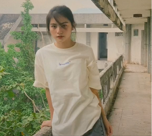 Được biết, cảnh trong video là được một thành viên cùng lớp quay lén lúc nữ sinh đang giơ điện thoại. Thấy dễ thương quá nên Thuý Quỳnh đã chia sẻ lên MXH.