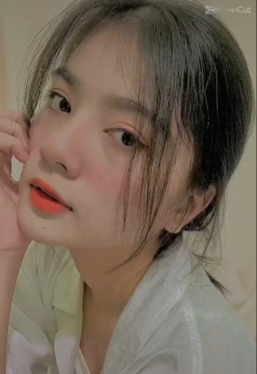 Đoạn video đã thu về nhiều bình luận từ cư dân mạng, ai cũng đều khen Thúy Quỳnh không những dễ thương mà còn xinh gái.