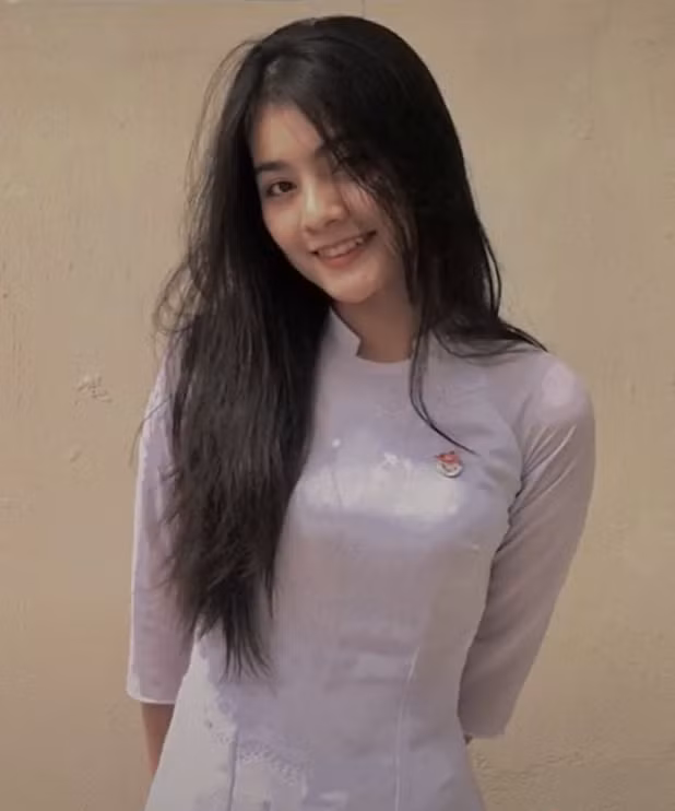 Bên cạnh đi học, Thúy Quỳnh cũng bán cả quần áo lẫn giày dép trên trang cá nhân