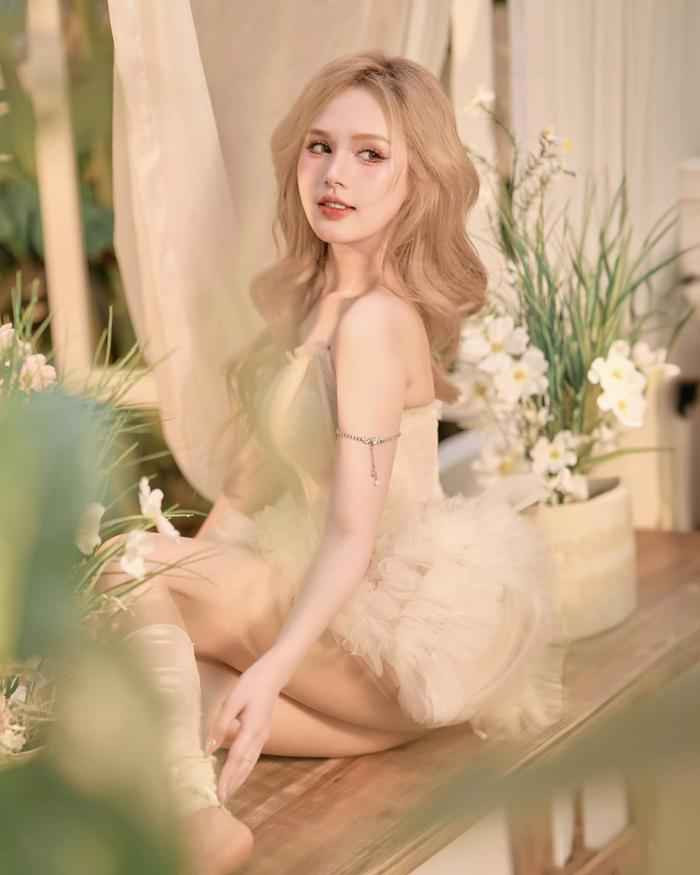 Tuy độ tuổi vẫn chưa 18, song từng bộ phận trên gương mặt của Xoài Non đã phát triển rất rõ nét. Chưa kể, vẻ đẹp lai Tây hiếm có còn giúp nhan sắc nàng hot girl gen Z trở nên đặc biệt.