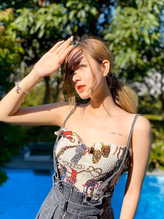 Gần đây, Xoài Non khiến dân tình phen xuýt xoa khi đăng tải bộ ảnh khoe sắc mừng tuổi 22. Trong ảnh nàng hot girl gây ấn tượng với vẻ đẹp cùng thần thái quyến rũ.