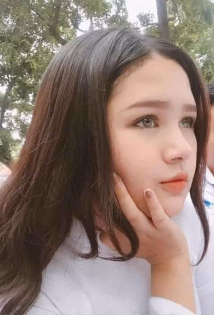 Tuy chỉ điểm nhẹ một chút son môi như bao nữ sinh khác, ấy vậy mà nhan sắc của Xoài Non lại trở nên nổi bật và rạng ngời đến không ngờ.