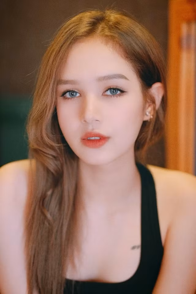 Mặc dù đã không còn ở độ tuổi "thanh xuân vườn trường", song Xoài Non vẫn giữ được nét đẹp ngọt ngào, đáng yêu. Nhưng lần này, còn có thêm sự pha trộn từ nét cá tính của phụ nữ trưởng thành.