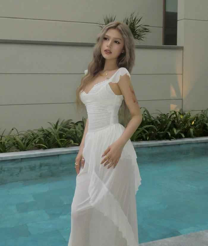 Xoài Non được cư dân mạng ví von như gái Nga chính hiệu, bởi đôi mắt gắn len tạo nên vẻ đẹp sắc sảo và cá tính. Ngoài ra, cô nàng còn gây ấn tượng với lan da trắng sáng, mịn màng và hoàn toàn không có khuyết điểm nào.