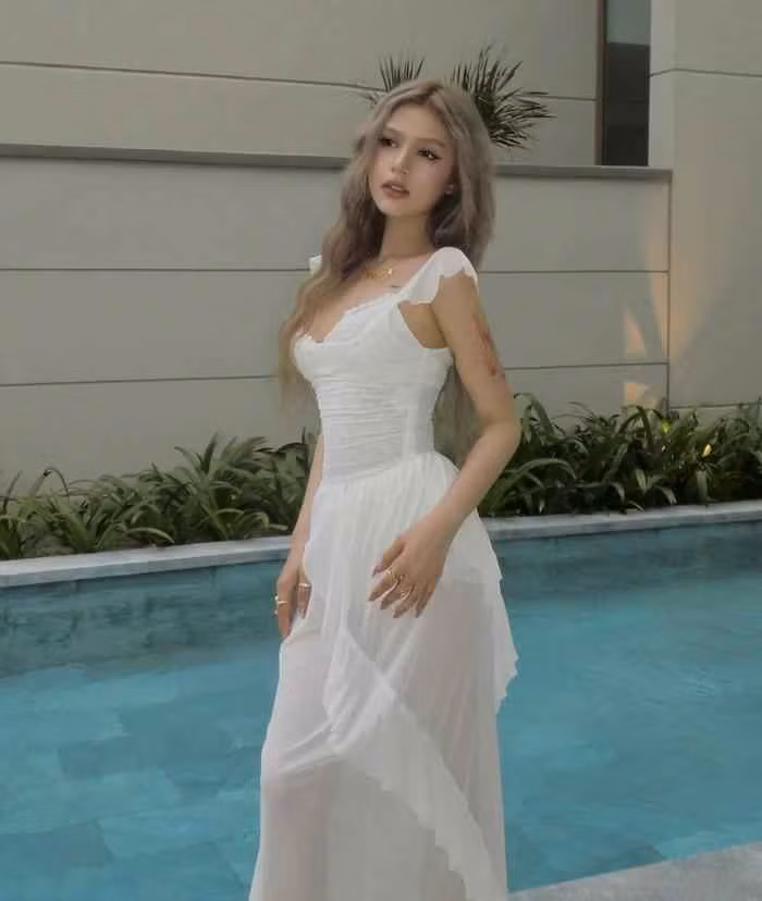 Xoài Non được cư dân mạng ví von như gái Nga chính hiệu, bởi đôi mắt gắn len tạo nên vẻ đẹp sắc sảo và cá tính. Ngoài ra, cô nàng còn gây ấn tượng với lan da trắng sáng, mịn màng và hoàn toàn không có khuyết điểm nào.