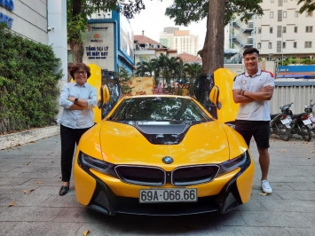 Chính vì vậy, cuộc sống của Bùi Tiến Dũng cũng sang xịn hơn trước. Ngoài khoác lên người những trang phục đắt giá đến từ các thương hiệu nổi tiếng, anh còn tậu cho mình không ít xế hộp tiền tỷ để thuận tiện cho việc đi lại.