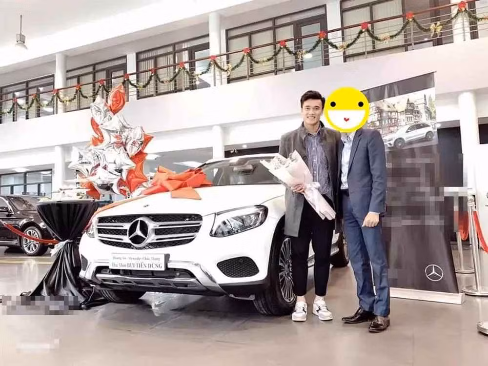 "Mua của người chán Dũng, bán cho người cần", người này viết đính kèm ảnh check-in bên siêu xe và còn không quên tag tên Bùi Tiến Dũng.