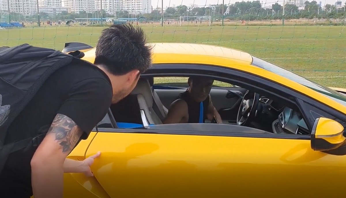 Ban đầu, Tiến Dũng rinh về cho mình chiếc Mercedes GLC 250 có giá bán trên thị trường khoảng 2 tỷ đồng. Tiếp đến là BMW i8 vừa mới bán. Ngoài ra, anh còn từng gây chú ý khi lái chiếc McLaren 720s Spider màu xanh nước biển (giá khoảng 24 tỷ đồng) đi tập.