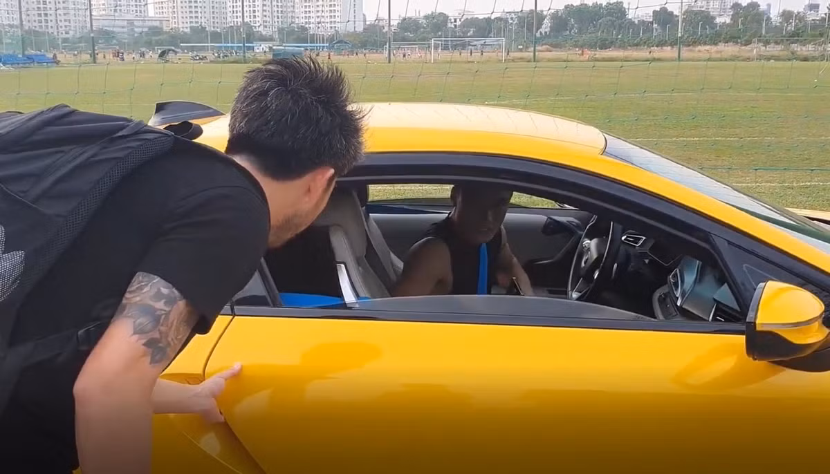 Ban đầu, Tiến Dũng rinh về cho mình chiếc Mercedes GLC 250 có giá bán trên thị trường khoảng 2 tỷ đồng. Tiếp đến là BMW i8 vừa mới bán. Ngoài ra, anh còn từng gây chú ý khi lái chiếc McLaren 720s Spider màu xanh nước biển (giá khoảng 24 tỷ đồng) đi tập.