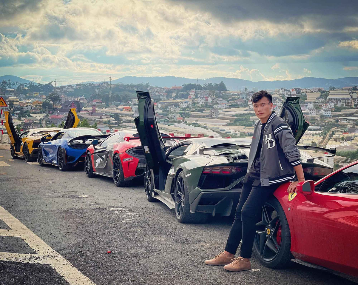 Bắt đầu nổi lên từ giải U23 Châu Á ở Thường Châu, Trung Quốc, ngoài luyện tập chuyên môn, chàng trai trẻ còn nhận được nhiều lời mời làm mẫu ảnh, người đại diện cho không ít nhãn hàng.