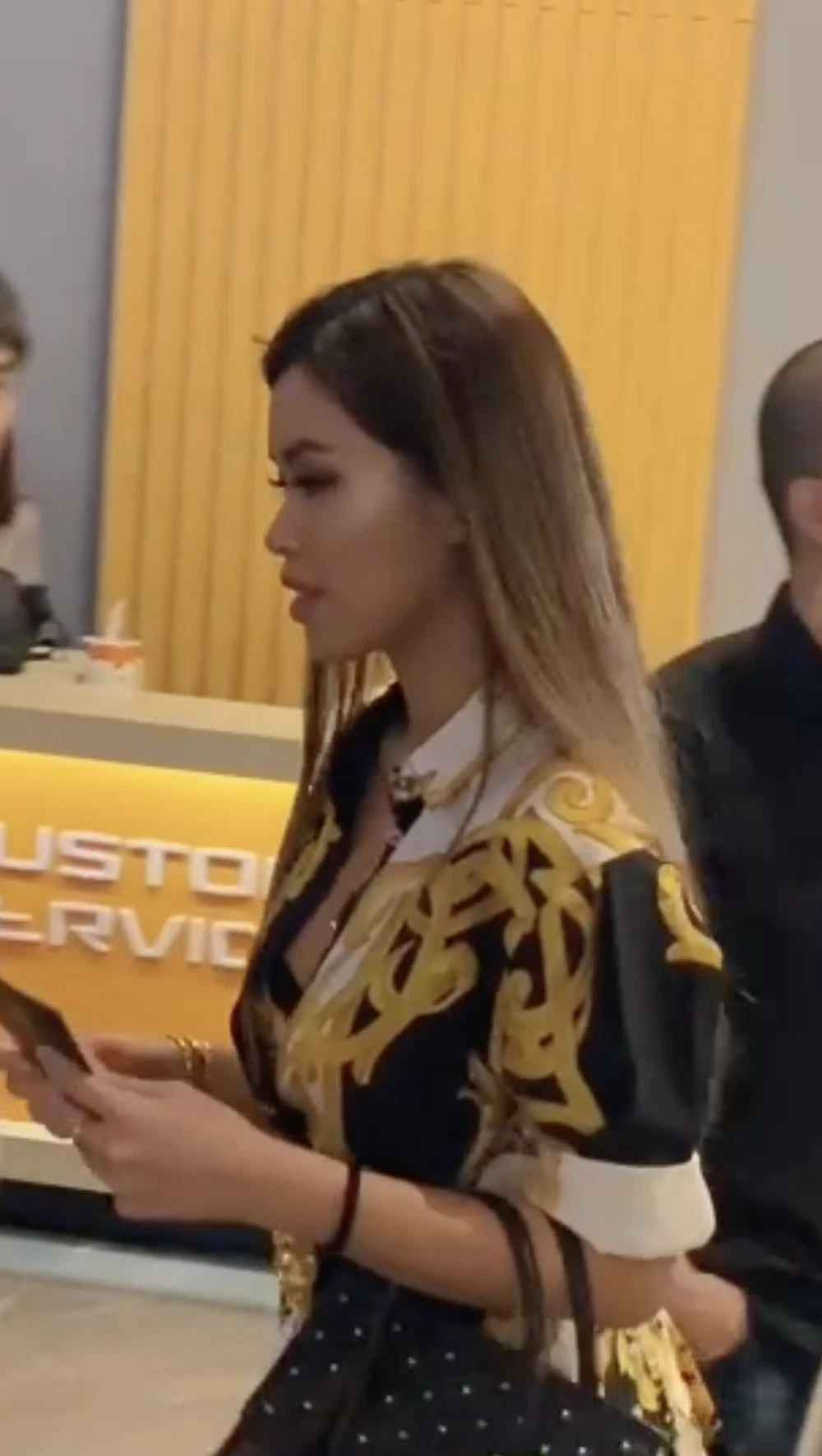 Xuất hiện tại sự kiện ra mắt phim, Tiên Nguyễn trở thành tâm điểm và "team qua đường" không thể bỏ lỡ cơ hội chụp lén ái nữ của đại gia hàng hiệu Johnathan Hạnh Nguyễn.