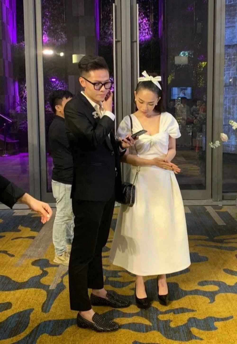 Dù để lộ vóc dáng nhỏ con cùng chiều cao "khiêm tốn" nhưng bù lại, Joyce Phạm lại gây ấn tượng với khí chất sang chảnh chuẩn tiểu thư.