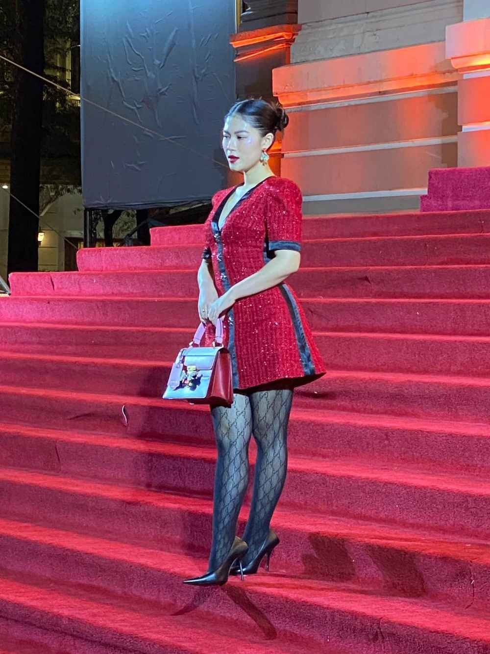 Với bức ảnh bị chụp lén, Ngọc Thanh Tâm thực sự khó xử mà một nụ cười thật tươi không thể giải quyết bởi nhan sắc khác lạ so với ảnh đăng Facebook.