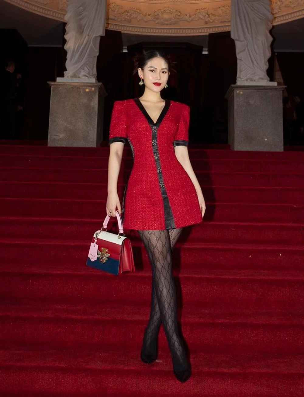 Xuất hiện trong tấm hình, dễ thấy ái nữ nhà đại gia thủy san hơi khó đỡ bởi góc chụp dìm dáng không thương tiếc khiến từ thần thái đến vóc dáng đều bị trừ điểm nghiêm trọng.