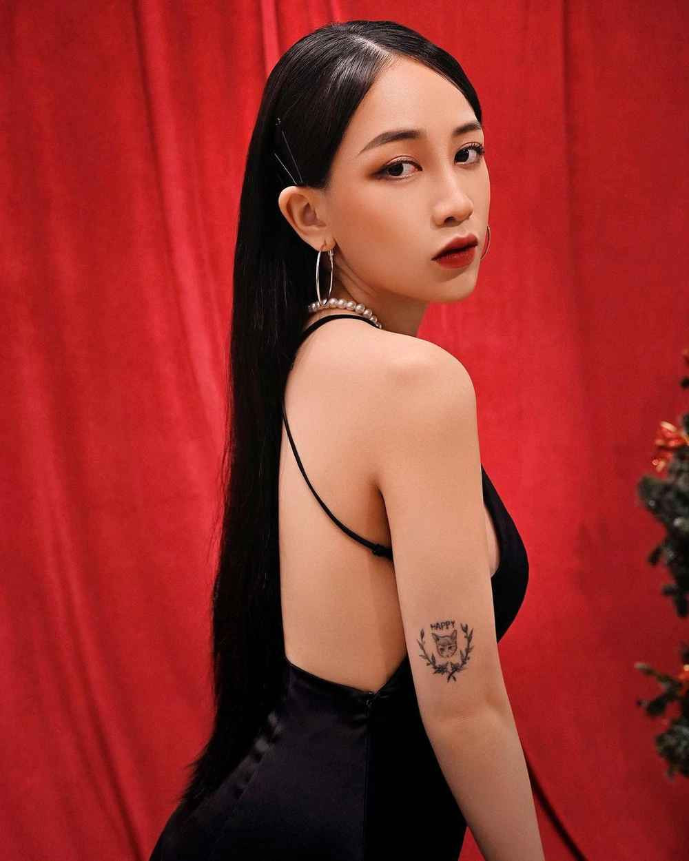 Cũng giữ vững được phong độ nhan sắc khi bị chụp lén còn có Joyce Phạm - ái nữ nhà đại gia Minh Nhựa.