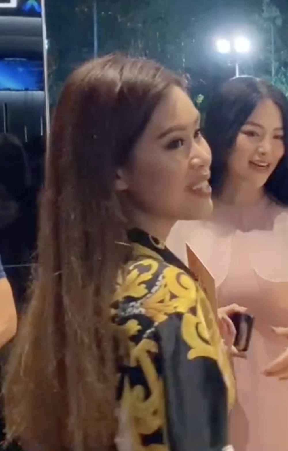 Có thể thấy từ thần thái, nhan sắc đến gu thời trang của Tiên Nguyễn đều không có gì để chê cả. Không hổ là "đệ nhất con nhà giàu Việt"!