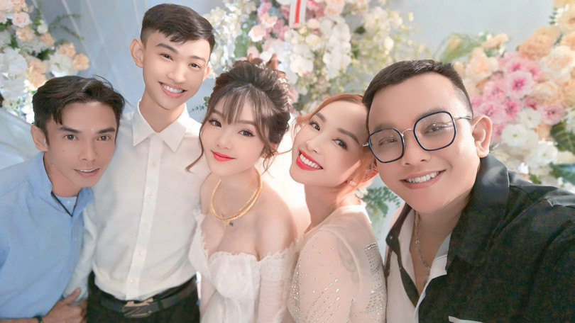 Chị Vi kết hôn năm 2006, có 4 người con, 2 gái và 2 trai. Chị học nhảy từ nhỏ, năm 15 tuổi đã dạy nhảy cho thiếu nhi. Năm 2010, chị là trưởng một nhóm nhảy nổi tiếng ở Sóc Trăng, hoạt động cho đến bây giờ.