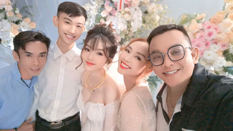 Chị Vi kết hôn năm 2006, có 4 người con, 2 gái và 2 trai. Chị học nhảy từ nhỏ, năm 15 tuổi đã dạy nhảy cho thiếu nhi. Năm 2010, chị là trưởng một nhóm nhảy nổi tiếng ở Sóc Trăng, hoạt động cho đến bây giờ.