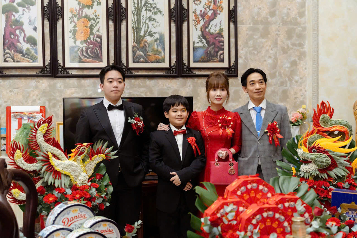 Trong ngày cưới, chị Lanh tặng các con 15 cây vàng và 200 triệu đồng tiền mặt. Vợ chồng chị còn tặng các con một căn nhà trị giá 12 tỷ đồng.