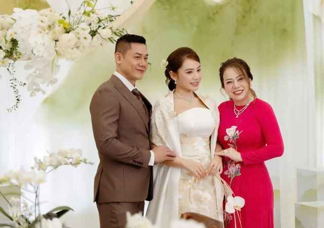 "Bà sui" giàu có trong video là Nguyễn Thụy Vân Khánh – chủ một tiệm vàng lớn tại Hồng Ngự, Đồng Tháp. Bà Khánh có 2 người con gái. Cô dâu Minh Thư là con gái lớn của bà Khánh, hiện theo nghề của gia đình.