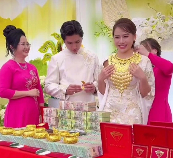 Cũng trong tháng 10, mạng xã hội xôn xao hình ảnh một lễ ăn hỏi hoành tráng ở Đồng Tháp. Trong clip, mẹ cô dâu trao cho con 50 cây vàng, 9,9 tỷ đồng tiền mặt và cho con rể một chiếc nhẫn hột xoàn cỡ lớn.