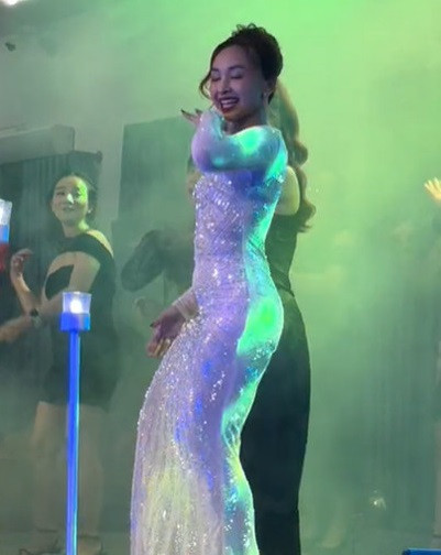 Trong đám cưới của con gái diễn ra hôm 28/9, chị Vi mặc váy trắng lộng lẫy, nhảy sôi động với những động tác chuyên nghiệp, cuốn hút. Nhan sắc của chị Vi khiến nhiều người lầm tưởng là cô dâu.