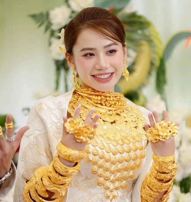 Bà Khánh từng chia sẻ với báo chí, vợ chồng bà kinh doanh, kiếm tiền để cho con cái cuộc sống tốt, hạnh phúc. Bởi vậy, ngày con xuất giá, bà sẵn sàng trao của hồi môn “khủng” cho con có vốn làm ăn.