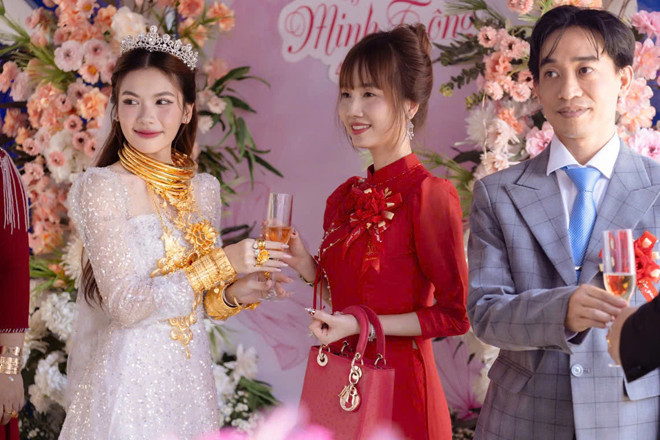 Trong tháng 10, cộng đồng mạng chia sẻ clip đám cưới của một cặp đôi ở Trà Vinh. Cùng với màn trao vàng cưới ấn tượng, dân mạng dành nhiều sự chú ý cho mẹ chú rể, người được khen trẻ trung, xinh đẹp như cô dâu.