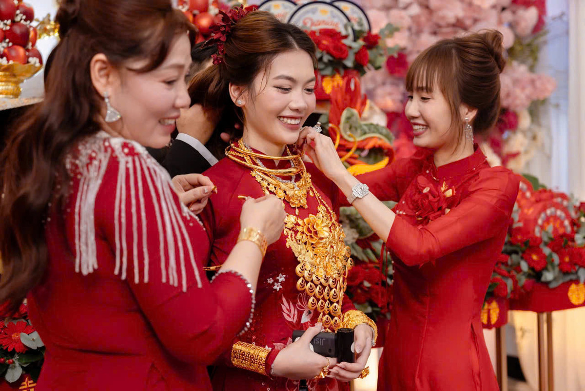 Chị Bùi Thị Kim Lanh (38 tuổi) là "bà sui" được nhắc đến. Chị có 2 con trai, con cả 20 tuổi – chính là chú rể trong đám cưới và con thứ tròn 9 tuổi.