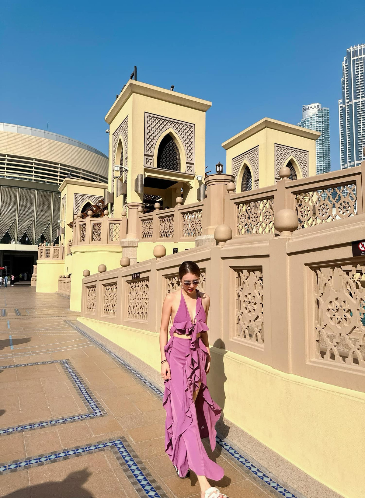 Điểm nhấn của chiếc váy, chắc hẳn là phần lưng trần kết hợp kiểu mặc không nội y đã giúp em gái Công Vinh tăng thêm phần quyến rũ, gợi cảm nhưng không gây khó chịu cho người xem.