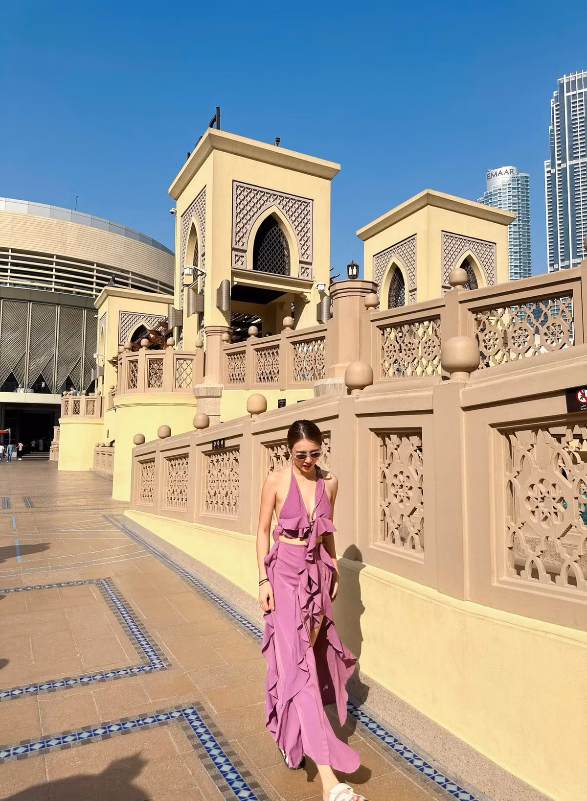 Điểm nhấn của chiếc váy, chắc hẳn là phần lưng trần kết hợp kiểu mặc không nội y đã giúp em gái Công Vinh tăng thêm phần quyến rũ, gợi cảm nhưng không gây khó chịu cho người xem.