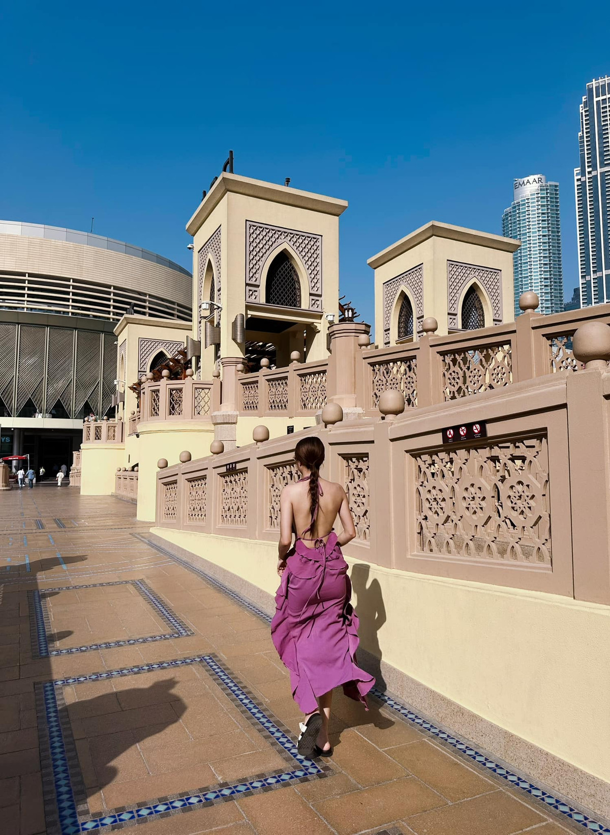 Trên trang cá nhân, em gái Công Vinh khiến dân mạng được phen "bỏng mắt" khi khoe loạt ảnh diện bikini đầy gợi cảm trong chuyến du lịch ở một bãi biển thơ mộng.