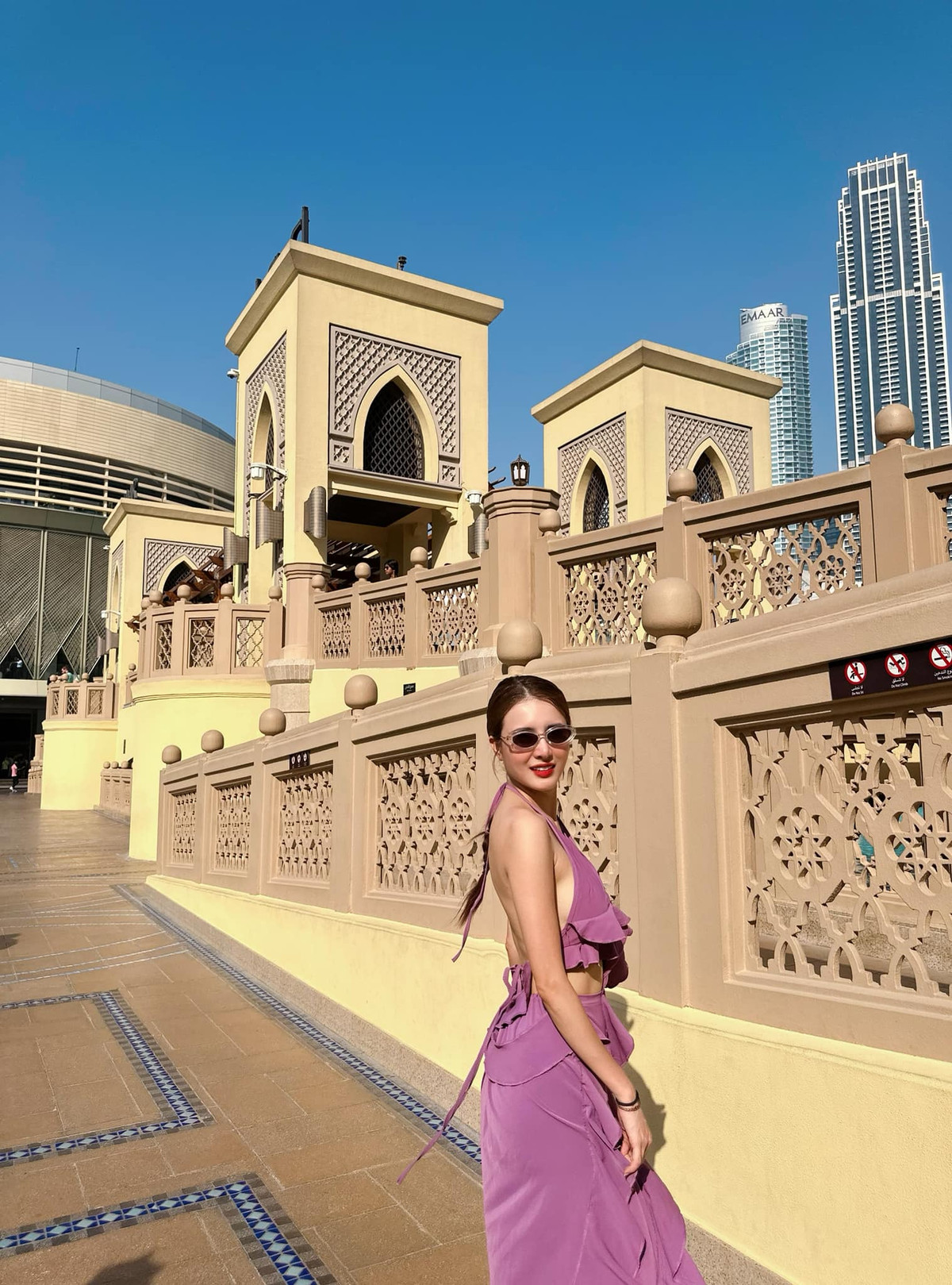 Lê Khánh Chi khéo léo chọn kiểu váy tím mộng mở, với thiết kế cắt xẻ táo bạo nhằm khoe trọn từng đường cong quyến rũ.