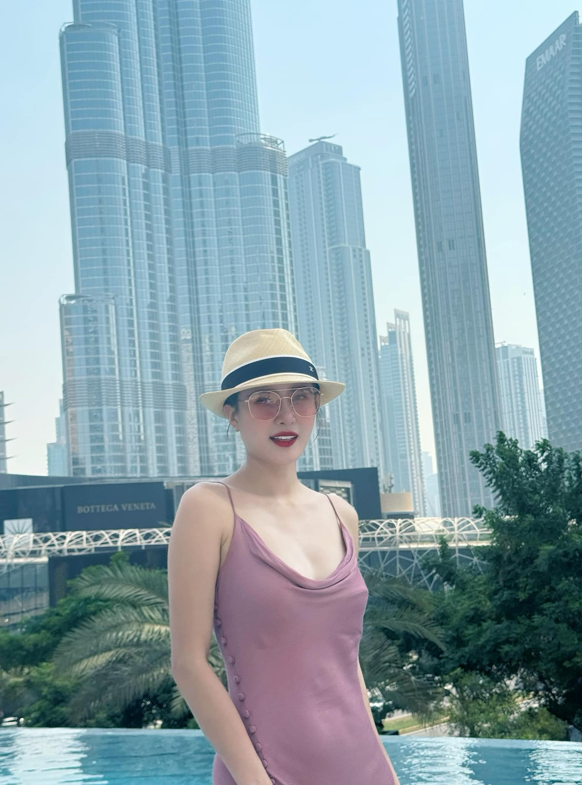 Trên tài khoản cá nhân, Khánh Chi thường xuyên đăng tải những khoảnh khắc "sống ảo" thời thượng, nóng bỏng khiến dân tình không thể rời mắt.